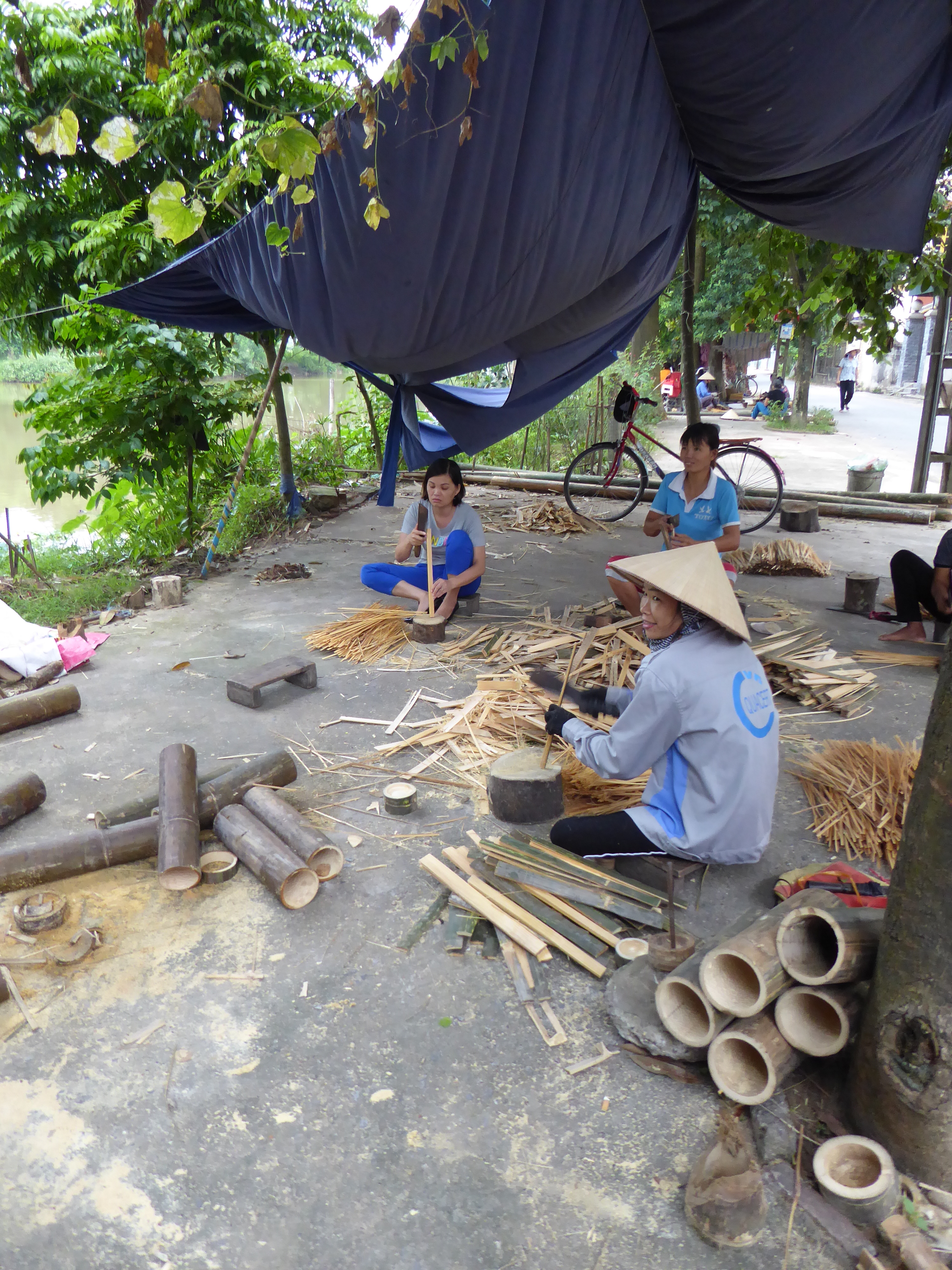 Women making bamboo wok brushes